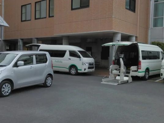 送迎車が並ぶ場所