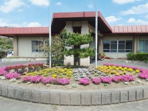 花壇のある施設外観  