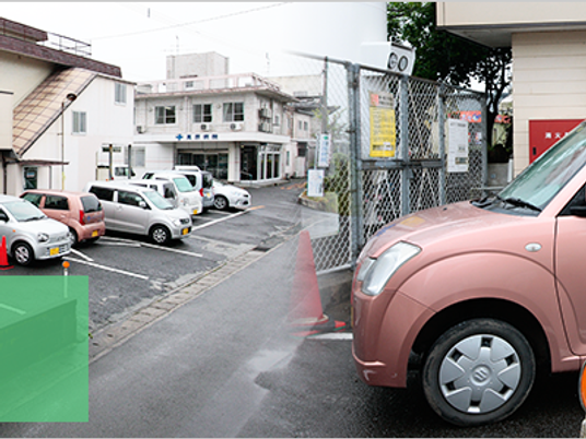 駐車場と建物外観  