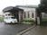 施設の外観と車寄せ  