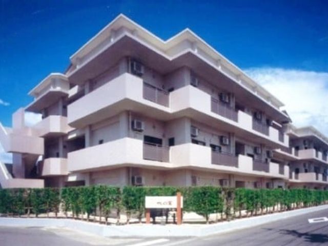 しっかりとした建物の外観 外観 庭に囲まれた落ち着いた雰囲気の建物です。清潔感があり、安心して働ける環境です。