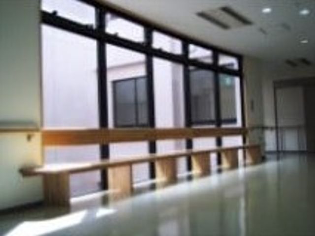 採光に優れた廊下 廊下 自然光が差し込む廊下は、居心地の良い明るい環境を提供します。スタッフの巡回もしやすいです。
