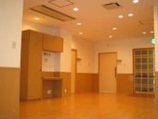 広々とした室内 内観 自然光が入り、明るく開放的な空間です。落ち着いた環境でゆったり過ごせます。