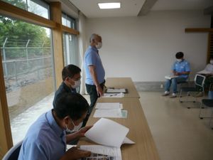 会議中のスタッフたちのリビング  