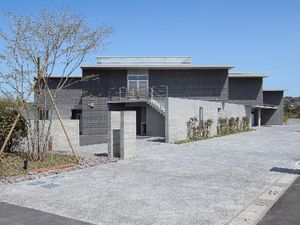 モダンな施設の外観  