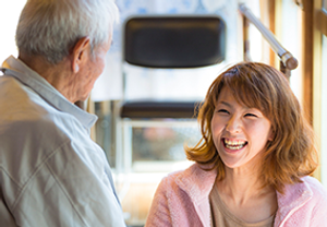 笑顔のスタッフと利用者の会話