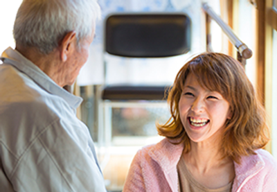 笑顔のスタッフと利用者の会話