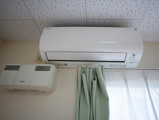 白いエアコンと暖房器具