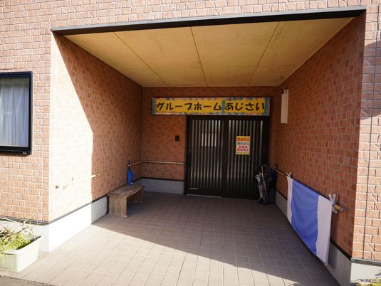 外に開く門