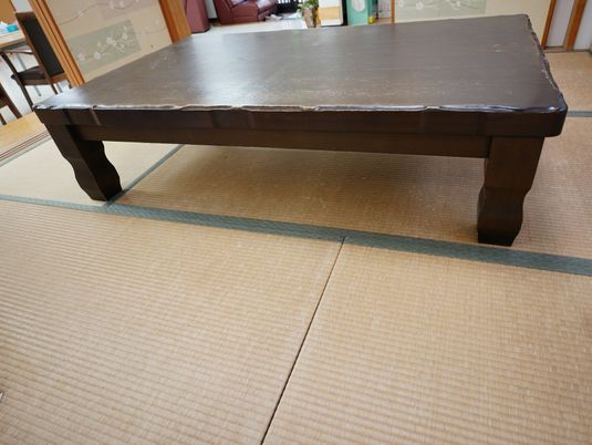 低めのテーブルと畳の部屋