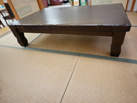 低めのテーブルと畳の部屋