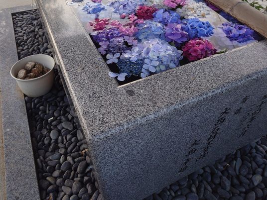 花のある石碑の庭  
