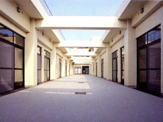 明るい中庭通路  