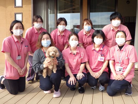 職員集合と犬のテラス  