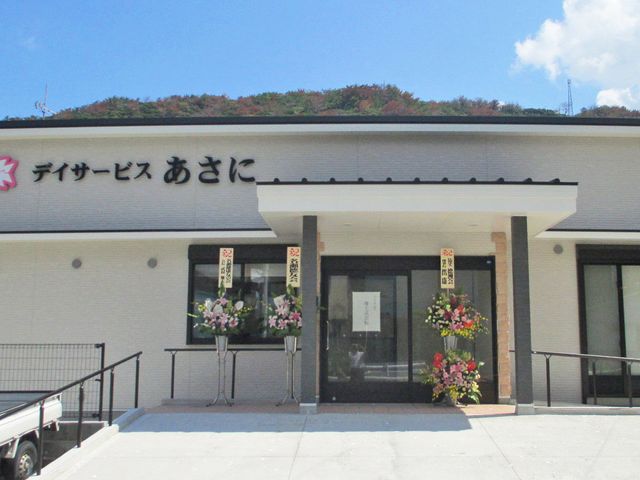 施設の外観 外観 開放感のあるエントランスでは、車両が容易にアクセス可能です。華やかな花が玄関を彩っています。