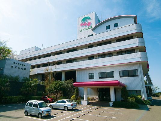 明るい外観の建物  