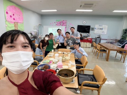 食堂で集合する職員たち  