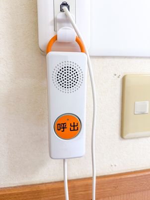 呼び出しボタンの壁面  