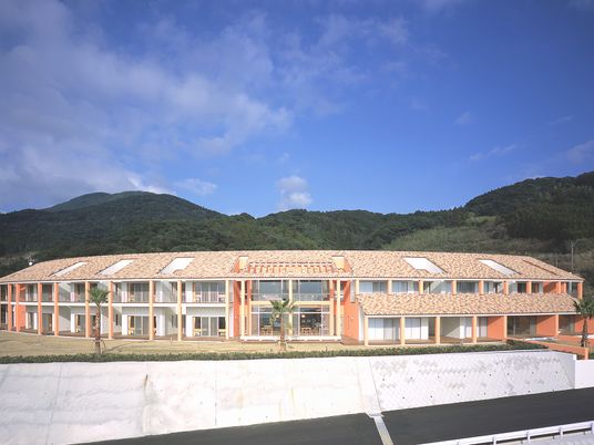 山を背にした外観  