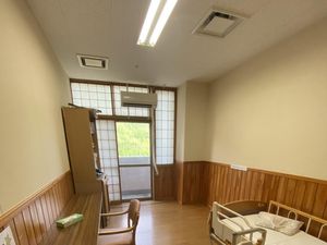 居室のベッドと窓  