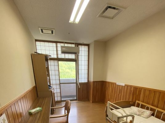 居室のベッドと窓  