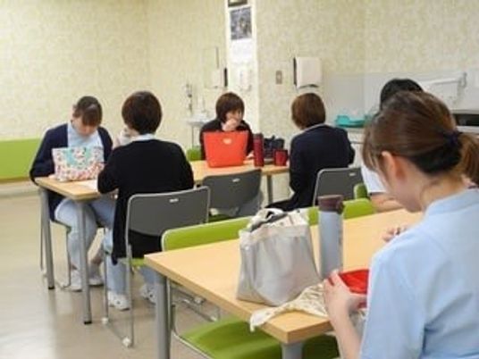 机で作業する人がいる多目的室  