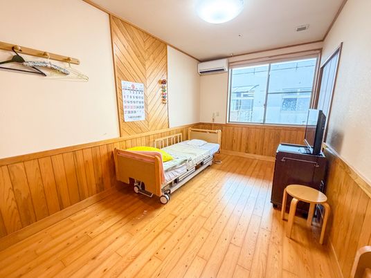 明るい個室の居室  
