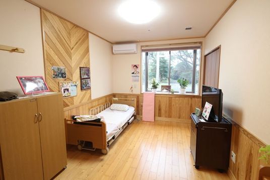 明るい居室のベッド  