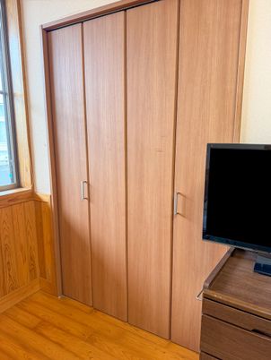 木製クローゼットのある居室
