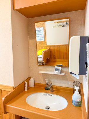 洗面台と鏡のある居室  