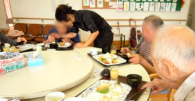 食事を楽しむ人々の様子
