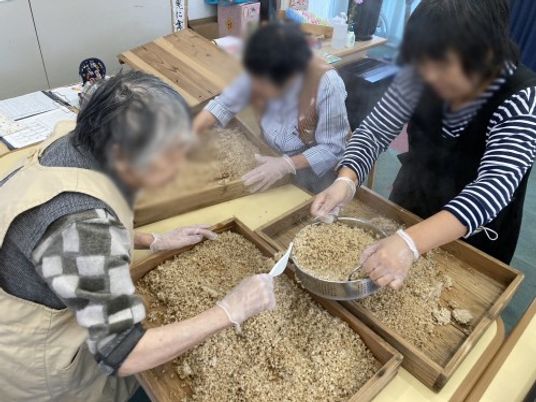楽しそうに作業する様子