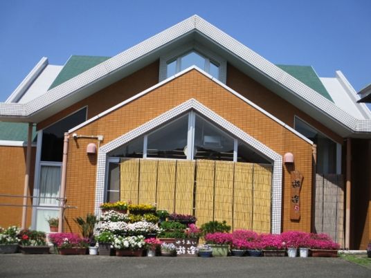 明るい外観の建物