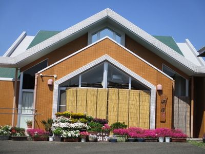 明るい外観の建物