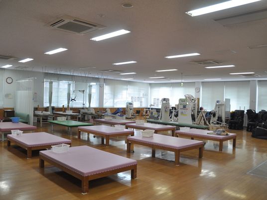 明るい機能訓練室  