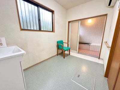 明るい浴室の入口