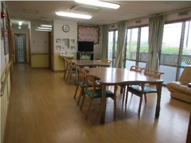 明るい食堂 食堂   窓から光が入る、ゆったりした食堂です。テーブルと椅子が整っており、落ち着いて食事や交流がしやすい雰囲気です。