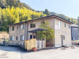 自然に囲まれた建物外観