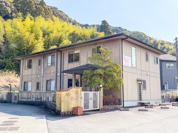 自然に囲まれた建物外観