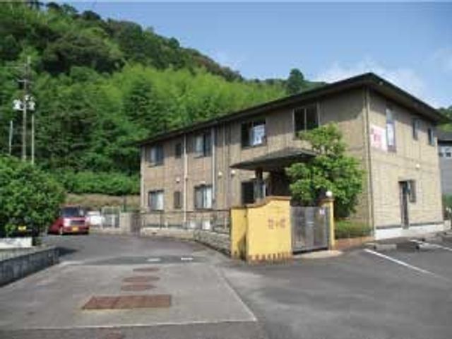 建物外観です 外観   緑に囲まれた落ち着いた建物で、前面には車の停めやすいスペースがあります。入口まわりもすっきりしていて、来訪しやすい印象です。