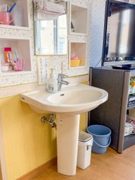 明るい洗面台のある部屋