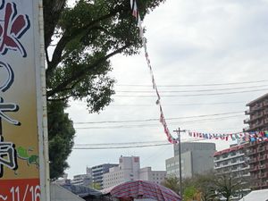 施設外観と街並み  