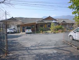 明るい施設エントランス風景