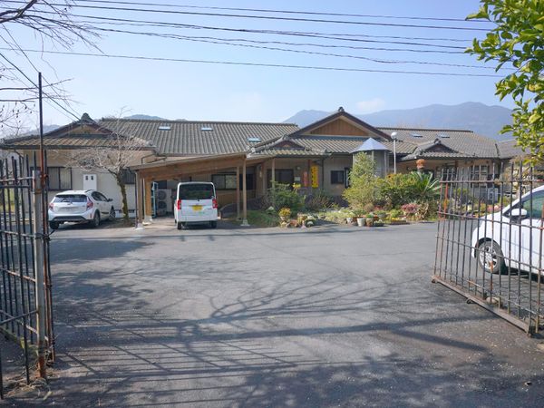 明るい施設エントランス風景