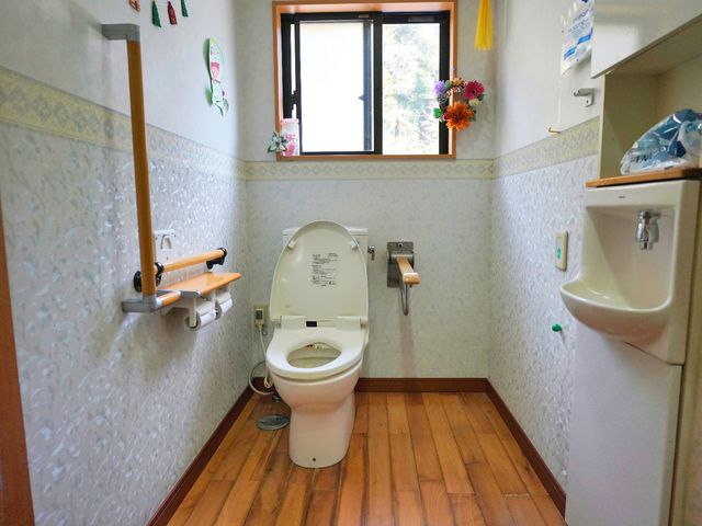 バリアフリー設計のトイレ トイレ 安全に配慮された手すり付きのトイレです。ゆとりのスペースで快適にご利用いただけます。
