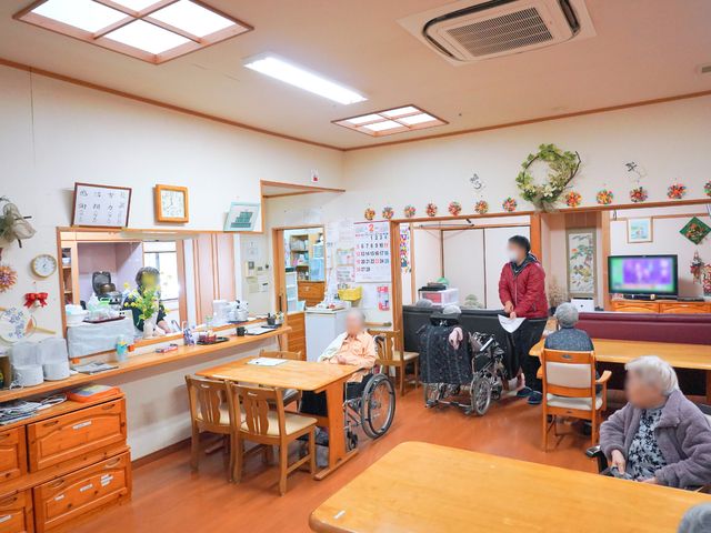 居心地の良い食堂 共有スペース 家庭的な雰囲気のある食堂では、利用者がゆったりと食事をしています。明るくて暖かな空間が印象的です。