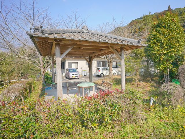 中庭の緑と休憩所 中庭 四季折々の植物に囲まれた中庭は、ゆったりとした時間を過ごすためのベンチも備えています。新しい環境で力を発揮したい方にぜひおすすめします。