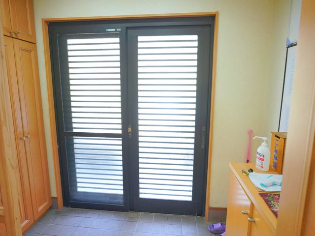 明るい廊下の出入口 玄関 ゆったりとした出入口は、日差しを採り入れながらプライバシーを守る設計です。利用者の安全と快適性を考慮した造りになっています。