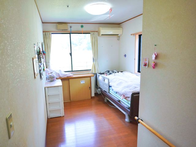 居室の明るい空間 居室 個人の趣味を映した小物が飾られた、家庭的な雰囲気の居室です。ここではゆったりとした時間を過ごせます。