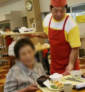 食事を提供するスタッフの様子